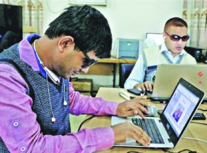 دو مرد جوان نابینا در حال کار با لپ‌تاپ