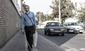 عبور مرد نابینا از پیاده‌رو