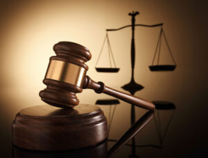 نماد ترازو و چکش دادگاه