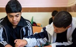 دانش آموز نابینا در کلاس درس