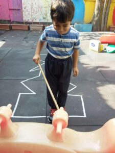 کودک نابینا با عصای سفید در حیاط مدرسه