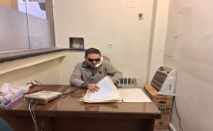 آقای کارمند نابینا در محل کار