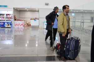 مرد نابینا در سالن فرودگاه