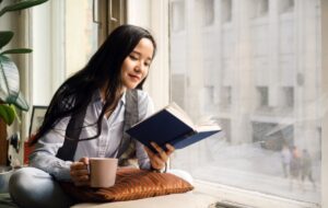 خانم جوان در حال کتاب خواندن