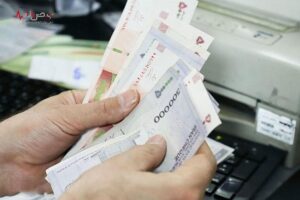 فردی در حال شمارش اسکناس