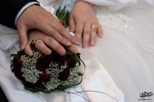 دست عروس و داماد روی گل عروس