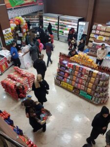 افراد در حال خرید در فروشگاه