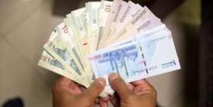 تعدادی اسکناس در دست