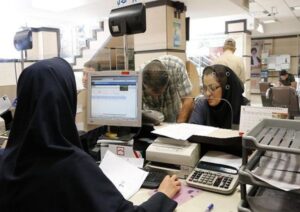 خانمی در پشت باجه بانک