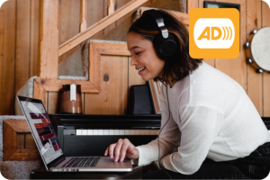تماشای فیلم با امکان AD در لپ‌تاپ و با هدست