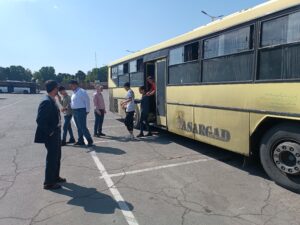 دانش آموزان با آسیب بینایی در حال پیاده شدن از اتوبوس