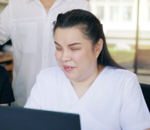 کار کردن خانم جوان نابینا با لپ‌تاپ