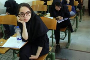 دانش آموز دختر در جلسه امتحان نهایی
