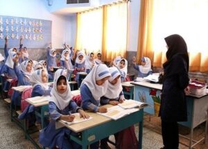 دختران دانش آموز ابتدایی در کلاس درس