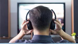 فردی با هدست روبروی تلویزیون