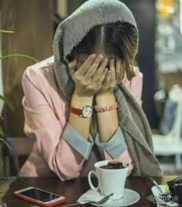 دختر جوان و فنجان قهوه