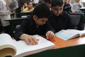 دانش آموز نابینا در کلاس درس