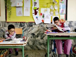 دانش آموز کمبینا در کلاس درس