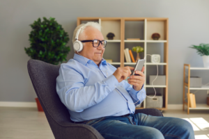 مرد مسن نابینا در حال تماشای فیلم توصیف صوتی شده