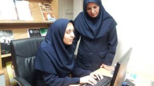 دو خانم کارمند در حال کار با کامپیوتر