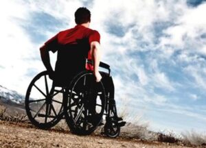 فردی بر روی ویلچیر در سراشیبی