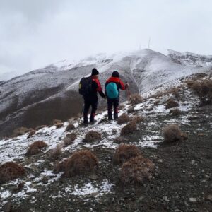 زوج نابینا در حال کوهنوردی